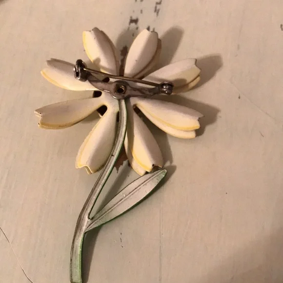 Vintage flower brooch, light yellow with green stem - Picture 7 of 7